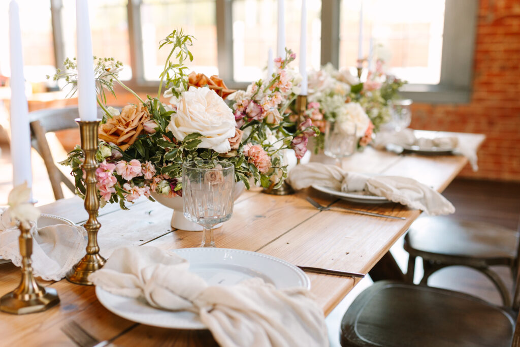 rustic wedding table decor with beautiful flowers